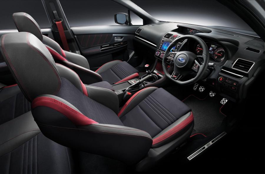 Интерьер Subaru WRX STI Final Edition 2017 года  (UK) (фото 8 из 10)